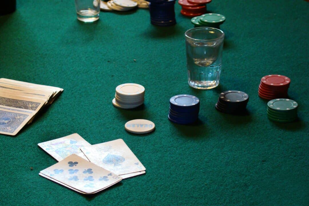 découvrez les règles du poker et améliorez vos stratégies pour gagner. apprenez les différentes variantes et les astuces pour devenir un meilleur joueur.