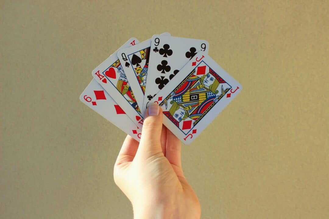 découvrez les différentes mains au poker, apprenez à les classer et à les utiliser stratégiquement pour maximiser vos chances de gagner. que vous soyez débutant ou joueur expérimenté, maîtriser les combinaisons de cartes est essentiel pour briller à la table.